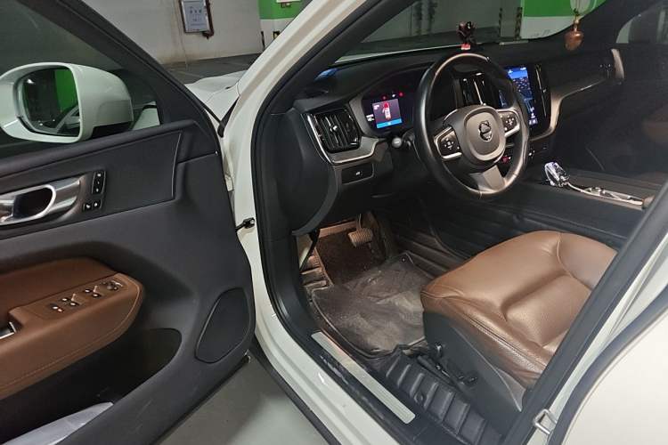 Used Volvo XC60 2024 B5 4x4 Smart Luxury Edition Driver Seat