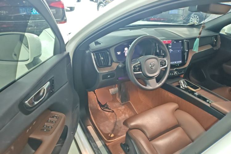Used Volvo XC60 2024 B5 4x4 Smart Luxury Edition Driver Seat