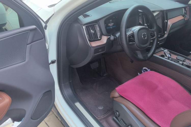 Used Volvo XC60 2024 B5 4x4 Smart Luxury Edition Driver Seat