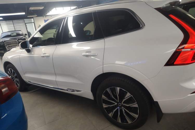 Used Volvo XC60 2024 B5 4x4 Smart Luxury Edition Exterior 3