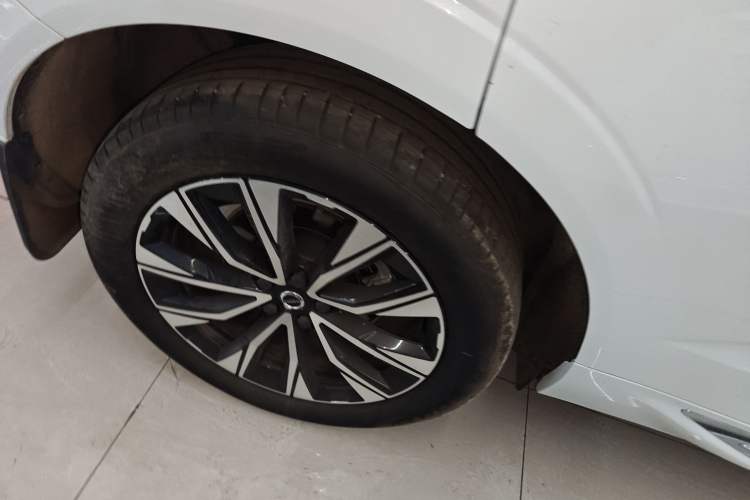 Used Volvo XC60 2024 B5 4x4 Smart Luxury Edition Exterior 5