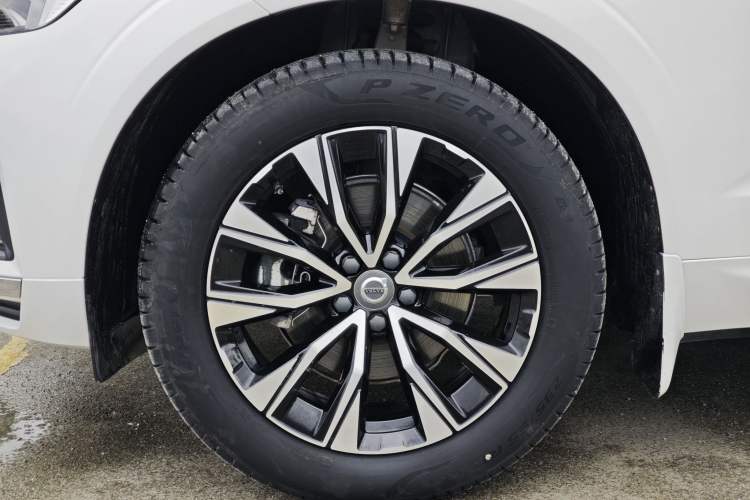 Used Volvo XC60 2024 B5 4x4 Smart Luxury Edition Exterior 7