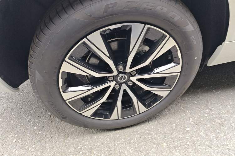 Used Volvo XC60 2024 B5 4x4 Smart Luxury Edition Exterior 8