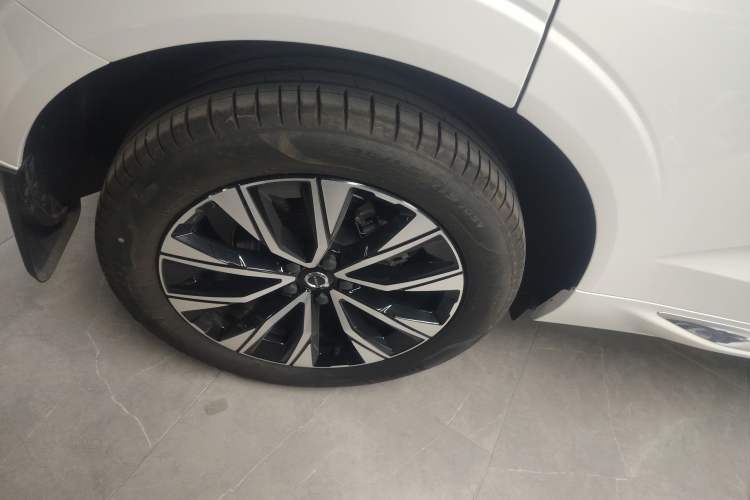 Used Volvo XC60 2024 B5 4x4 Smart Luxury Edition Exterior 8