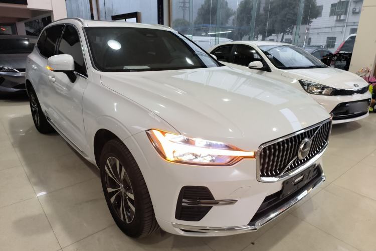 Used Volvo XC60 2024 B5 4x4 Smart Luxury Edition Front Right 45 Deg