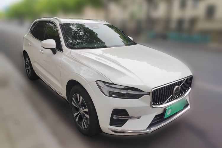Used Volvo XC60 2024 B5 4x4 Smart Luxury Edition Front Right 45 Deg