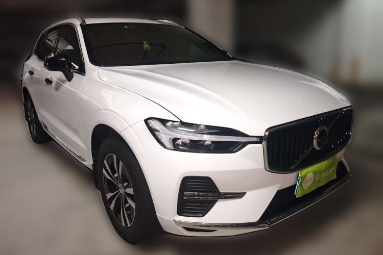 Used Volvo XC60 2024 B5 4x4 Smart Luxury Edition Front Right 45 Deg