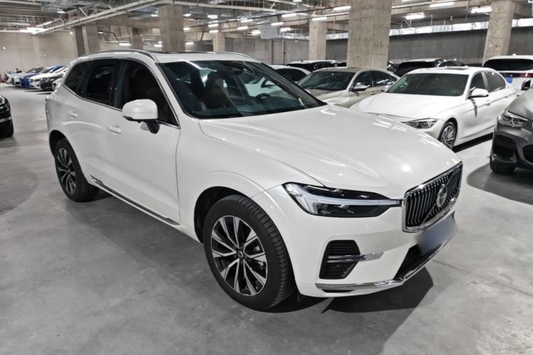 Used Volvo XC60 2024 B5 4x4 Smart Luxury Edition Front Right 45 Deg