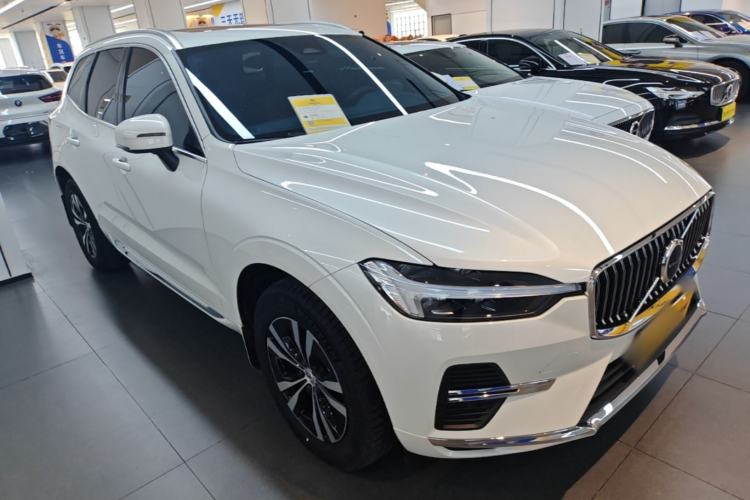 Used Volvo XC60 2024 B5 4x4 Smart Luxury Edition Front Right 45 Deg