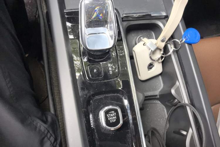 Used Volvo XC60 2024 B5 4x4 Smart Luxury Edition Gear Lever
