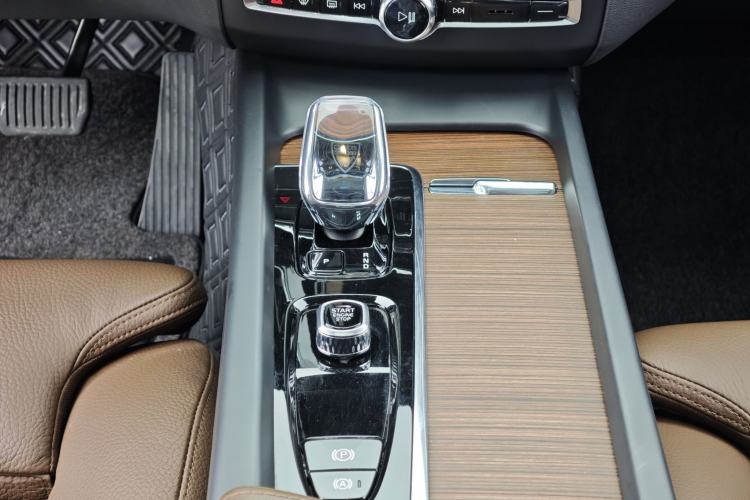 Used Volvo XC60 2024 B5 4x4 Smart Luxury Edition Gear Lever