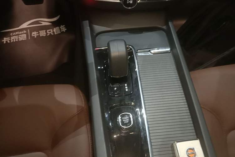Used Volvo XC60 2024 B5 4x4 Smart Luxury Edition Gear Lever