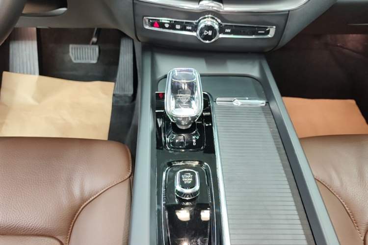 Used Volvo XC60 2024 B5 4x4 Smart Luxury Edition Gear Lever