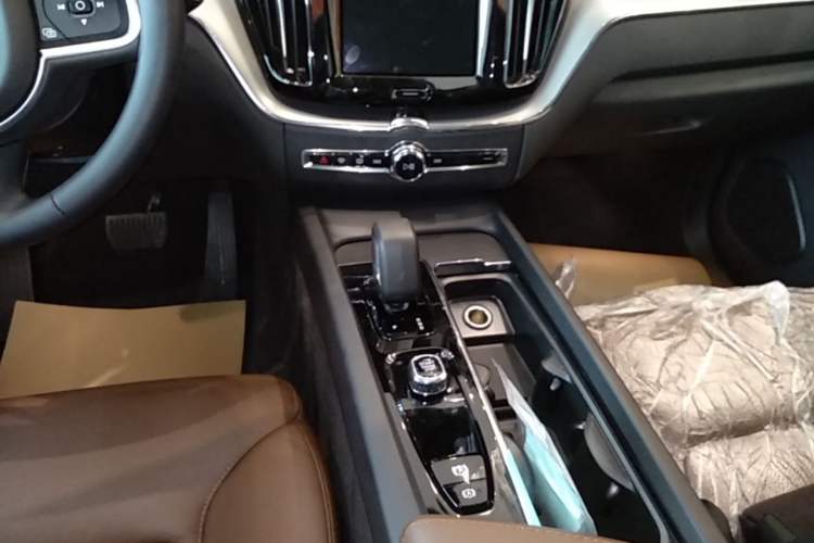 Used Volvo XC60 2024 B5 4x4 Smart Luxury Edition Gear Lever