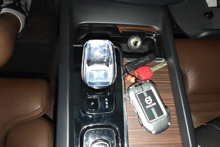 Used Volvo XC60 2024 B5 4x4 Smart Luxury Edition Gear Lever