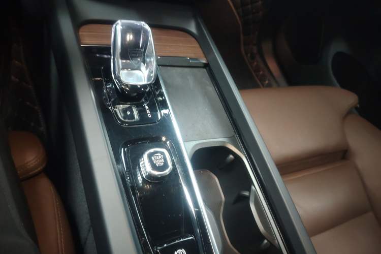 Used Volvo XC60 2024 B5 4x4 Smart Luxury Edition Gear Lever