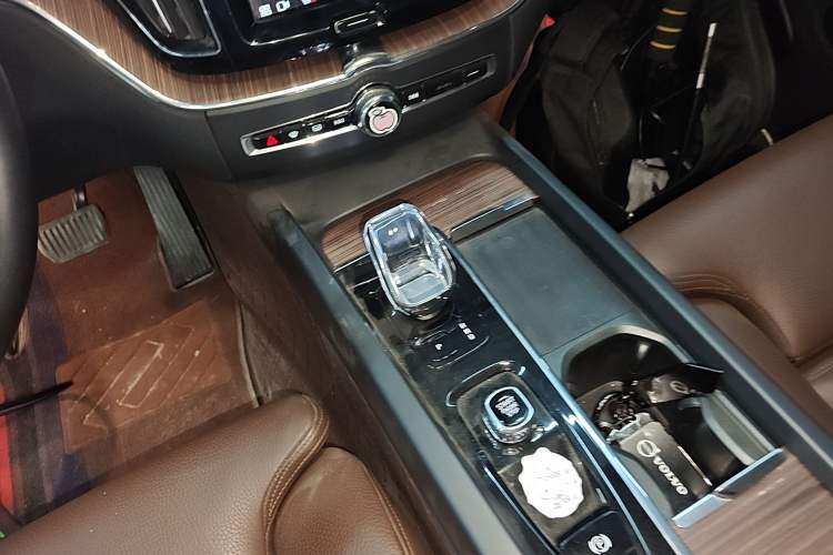 Used Volvo XC60 2024 B5 4x4 Smart Luxury Edition Gear Lever