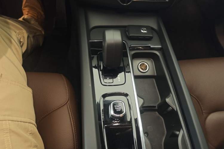 Used Volvo XC60 2024 B5 4x4 Smart Luxury Edition Gear Lever