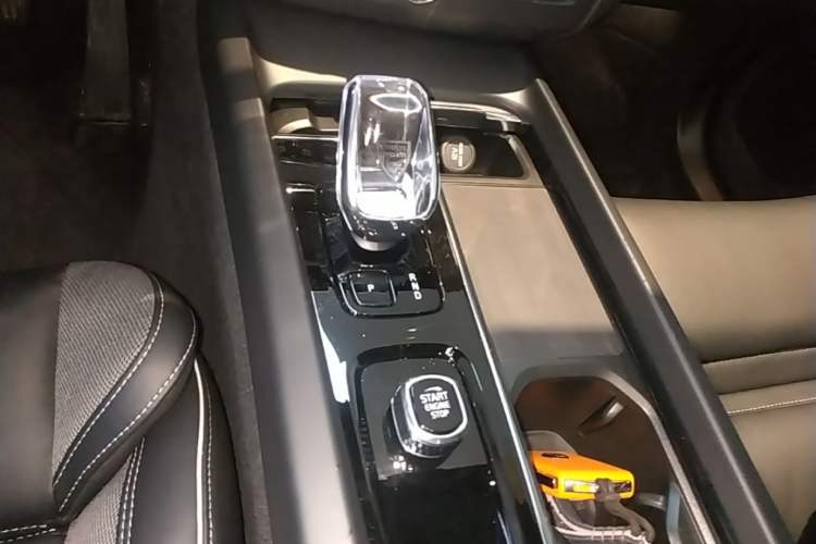 Used Volvo XC60 2024 B5 4x4 Smart & Advanced Sport Edition Gear Lever