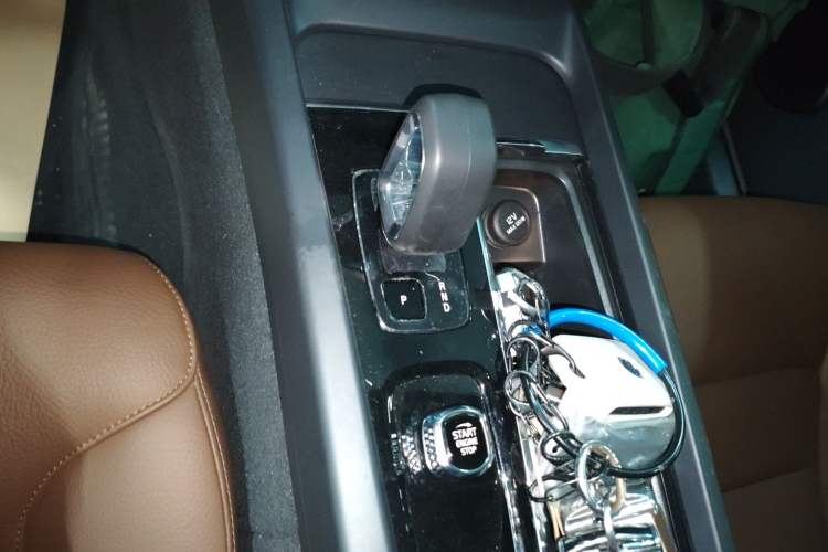Used Volvo XC60 2024 B5 4x4 Smart Luxury Edition Gear Lever