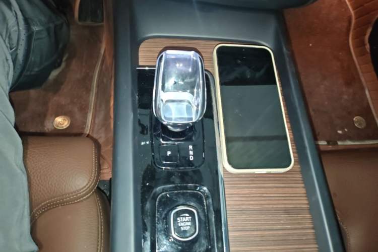Used Volvo XC60 2024 B5 4x4 Smart Luxury Edition Gear Lever