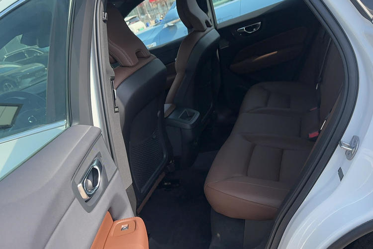 Used Volvo XC60 2024 B5 4x4 Smart Luxury Edition Interior 1
