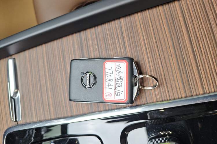 Used Volvo XC60 2024 B5 4x4 Smart Luxury Edition Interior 1