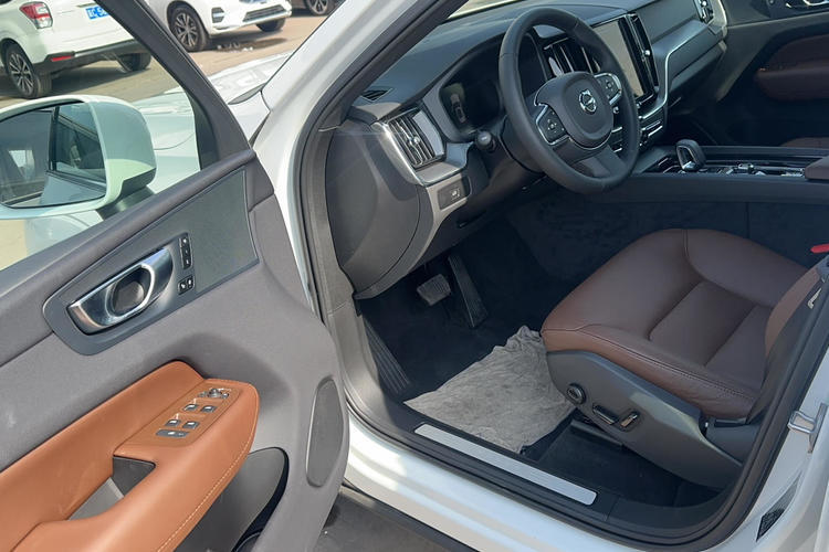 Used Volvo XC60 2024 B5 4x4 Smart Luxury Edition Interior 2