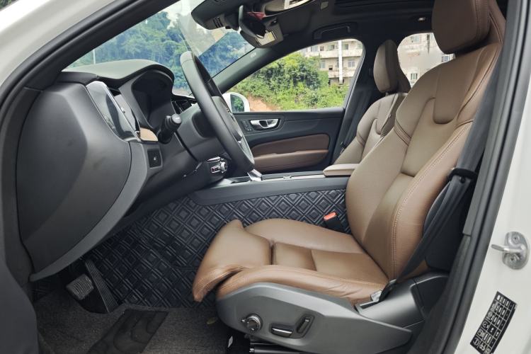 Used Volvo XC60 2024 B5 4x4 Smart Luxury Edition Interior 2