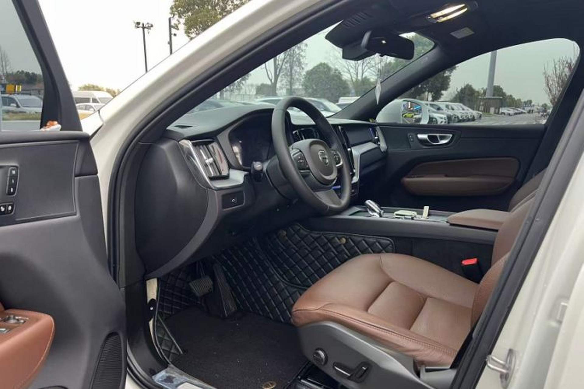 Used Volvo XC60 2024 B5 4x4 Smart Luxury Edition Interior 2