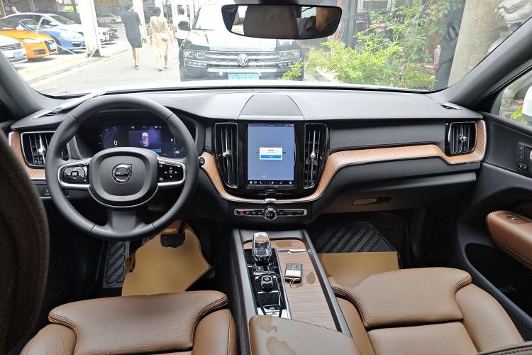 Used Volvo XC60 2024 B5 4x4 Smart Luxury Edition Interior 2