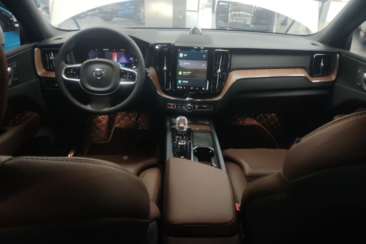 Used Volvo XC60 2024 B5 4x4 Smart Luxury Edition Interior 2