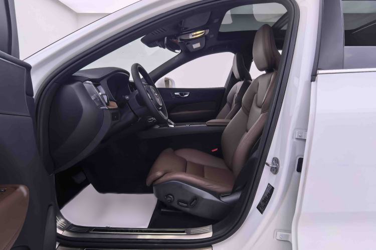 Used Volvo XC60 2024 B5 4x4 Smart Luxury Edition Interior 2