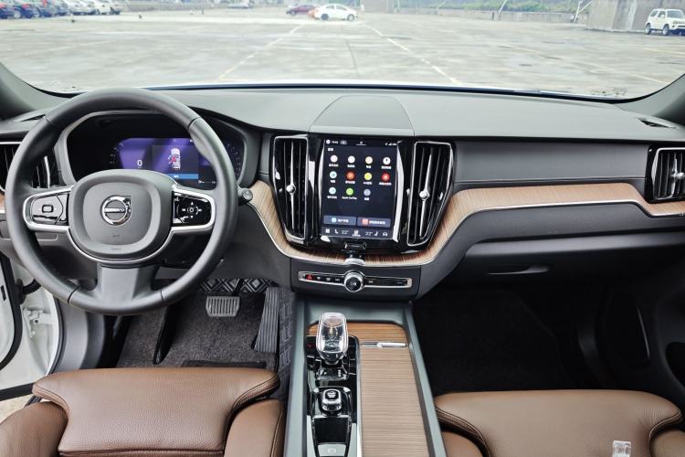 Used Volvo XC60 2024 B5 4x4 Smart Luxury Edition Interior 3