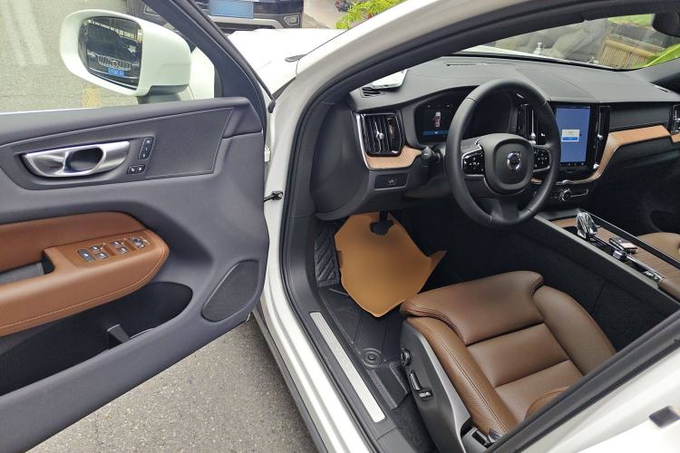 Used Volvo XC60 2024 B5 4x4 Smart Luxury Edition Interior 3