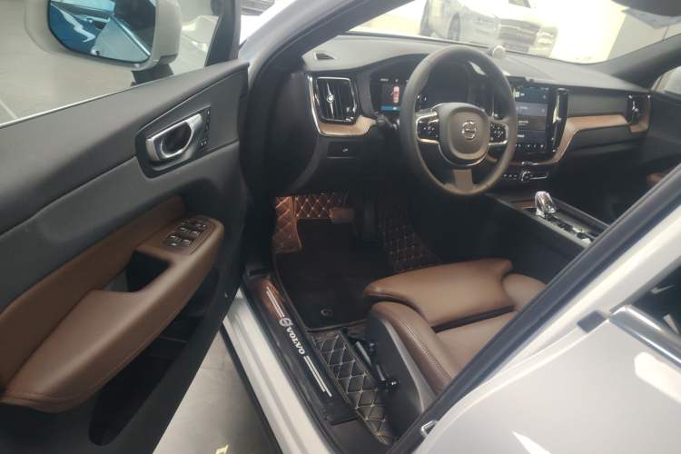 Used Volvo XC60 2024 B5 4x4 Smart Luxury Edition Interior 3