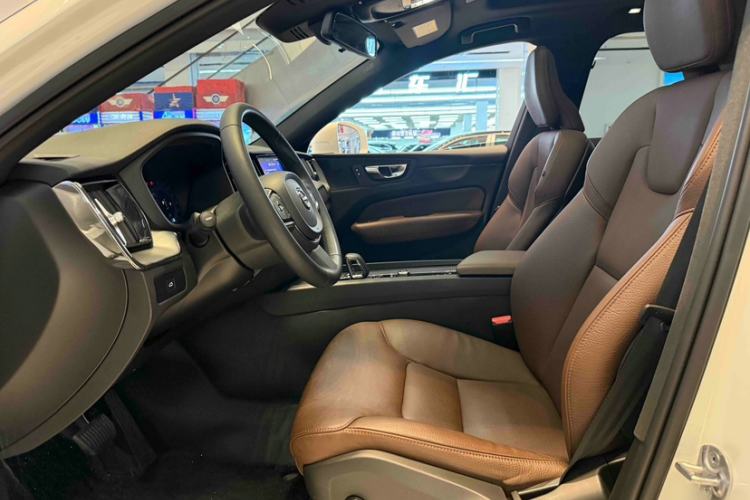 Used Volvo XC60 2024 B5 4x4 Smart Luxury Edition Interior 3