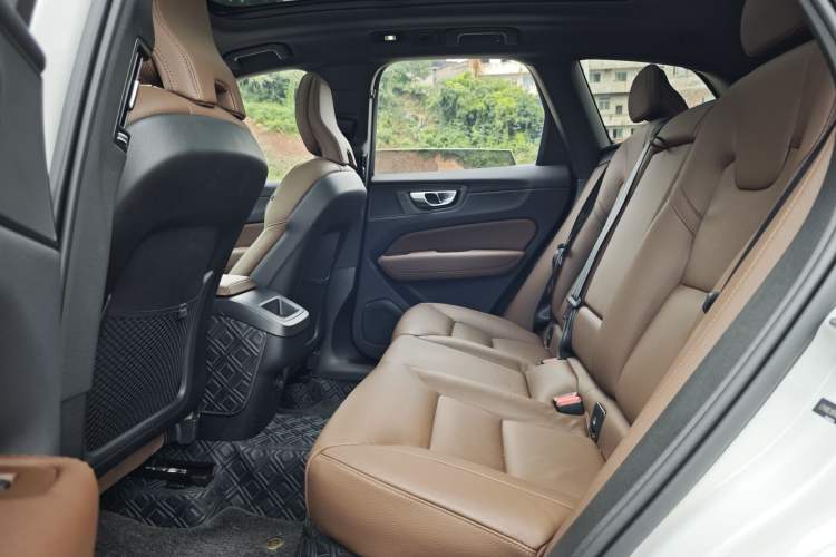 Used Volvo XC60 2024 B5 4x4 Smart Luxury Edition Interior 4
