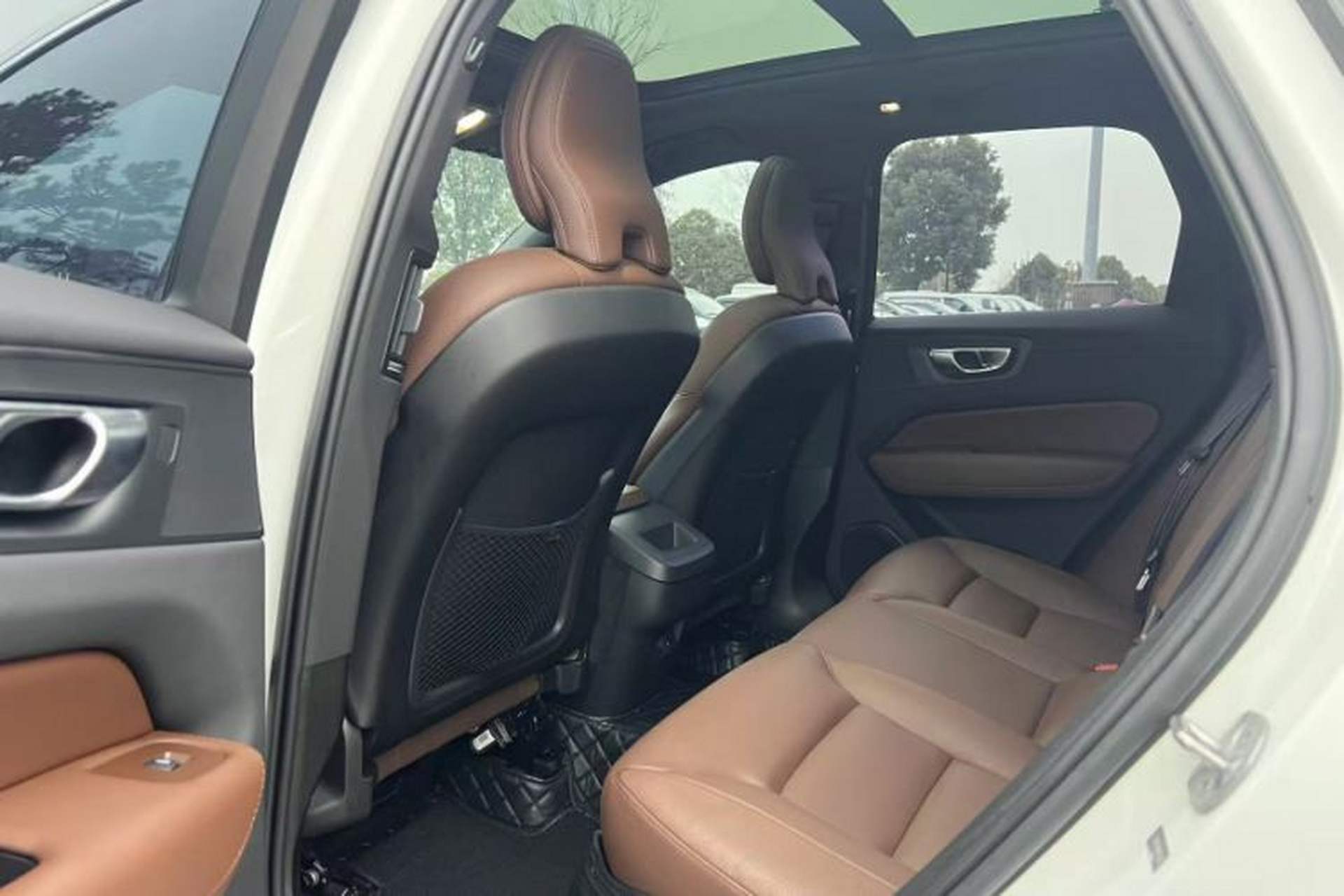 Used Volvo XC60 2024 B5 4x4 Smart Luxury Edition Interior 4
