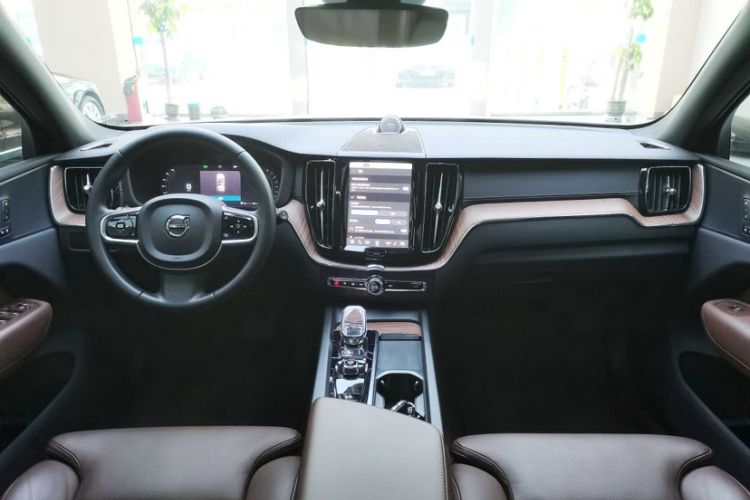 Used Volvo XC60 2024 B5 4x4 Smart Luxury Edition Interior 4