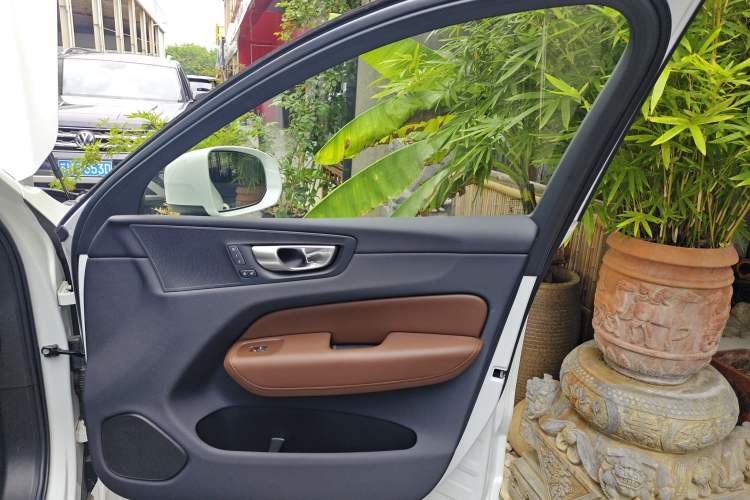 Used Volvo XC60 2024 B5 4x4 Smart Luxury Edition Interior 5