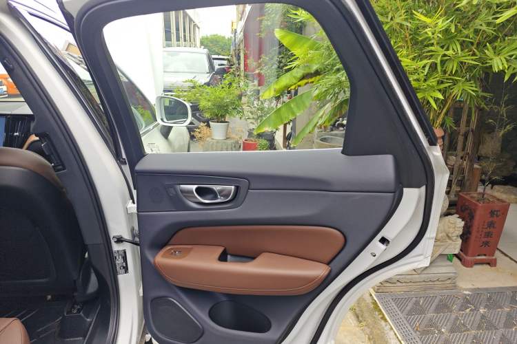 Used Volvo XC60 2024 B5 4x4 Smart Luxury Edition Interior 6