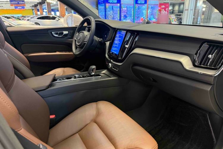 Used Volvo XC60 2024 B5 4x4 Smart Luxury Edition Interior 6