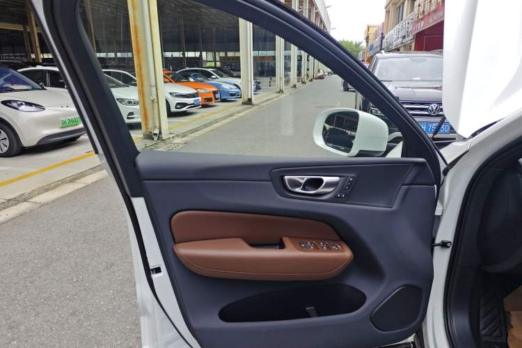 Used Volvo XC60 2024 B5 4x4 Smart Luxury Edition Interior 7