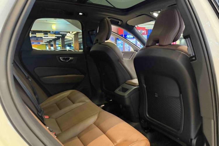 Used Volvo XC60 2024 B5 4x4 Smart Luxury Edition Interior 7
