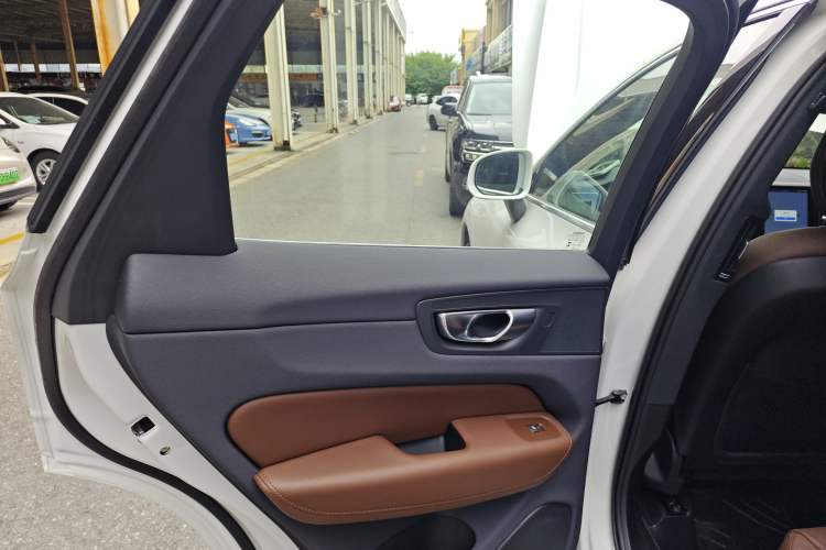 Used Volvo XC60 2024 B5 4x4 Smart Luxury Edition Interior 8