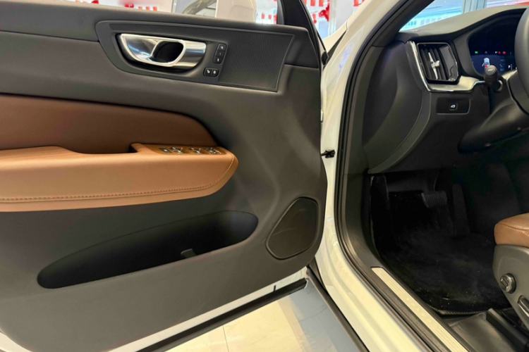 Used Volvo XC60 2024 B5 4x4 Smart Luxury Edition Interior 8