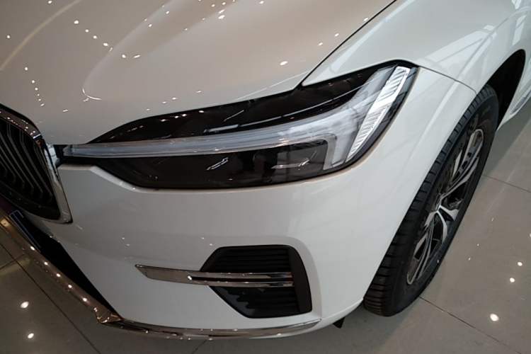 Used Volvo XC60 2024 B5 4x4 Smart Luxury Edition Left Front Headlight