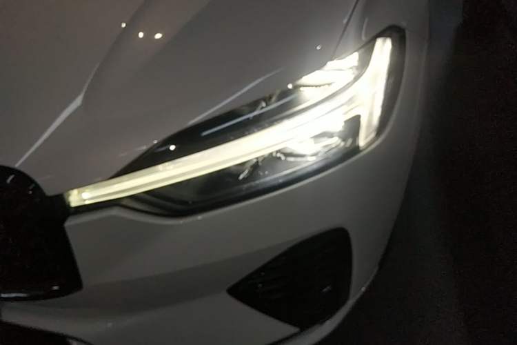 Used Volvo XC60 2024 B5 4x4 Smart & Advanced Sport Edition Left Front Headlight