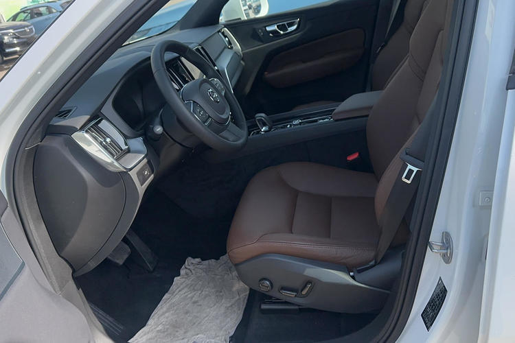 Used Volvo XC60 2024 B5 4x4 Smart Luxury Edition Left Front Seat